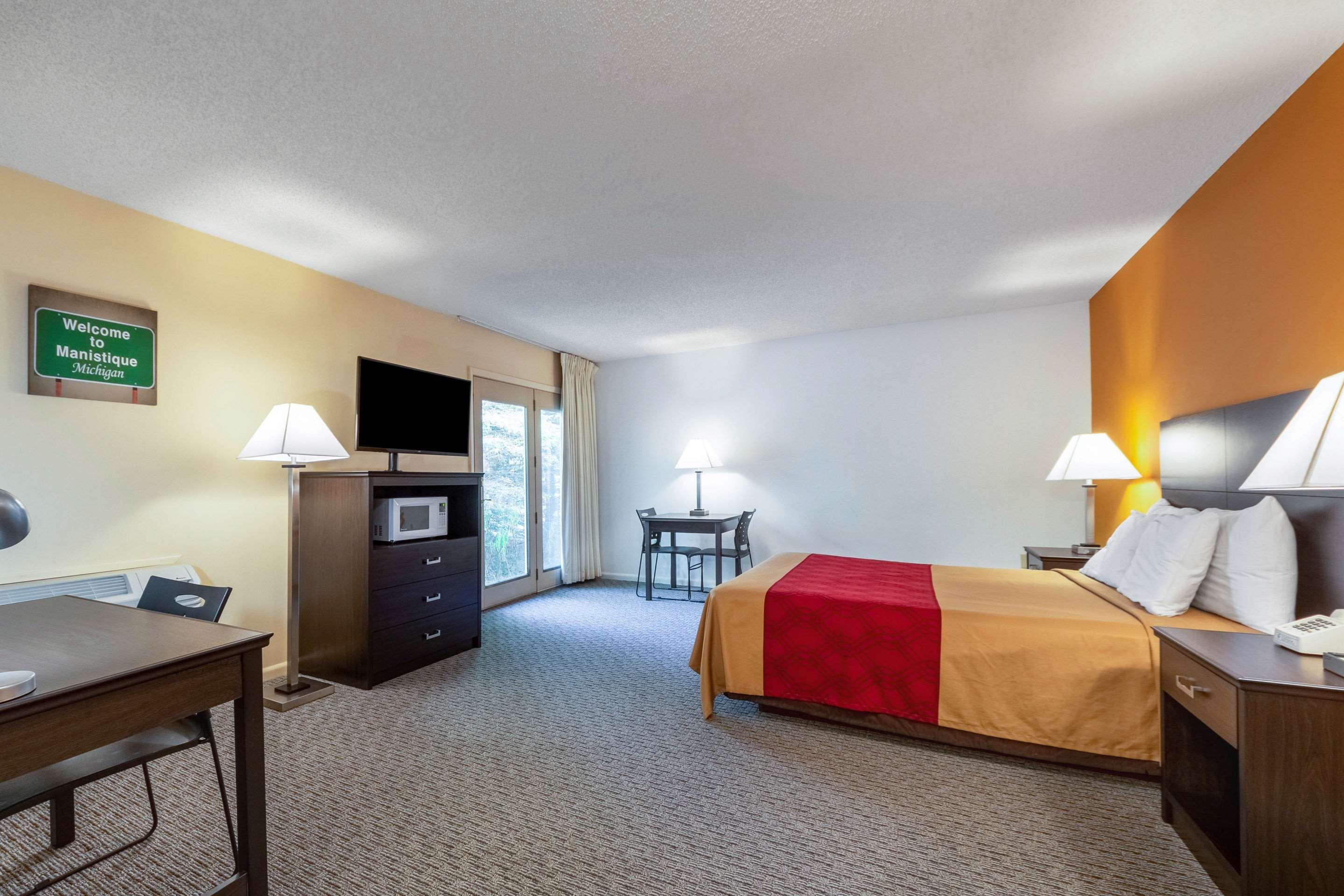 Econo Lodge Lakeshore Manistique Eksteriør bilde
