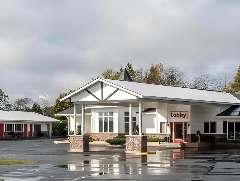 Econo Lodge Lakeshore Manistique Eksteriør bilde