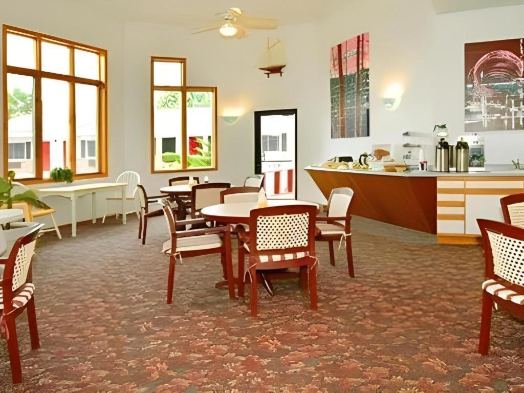Econo Lodge Lakeshore Manistique Eksteriør bilde