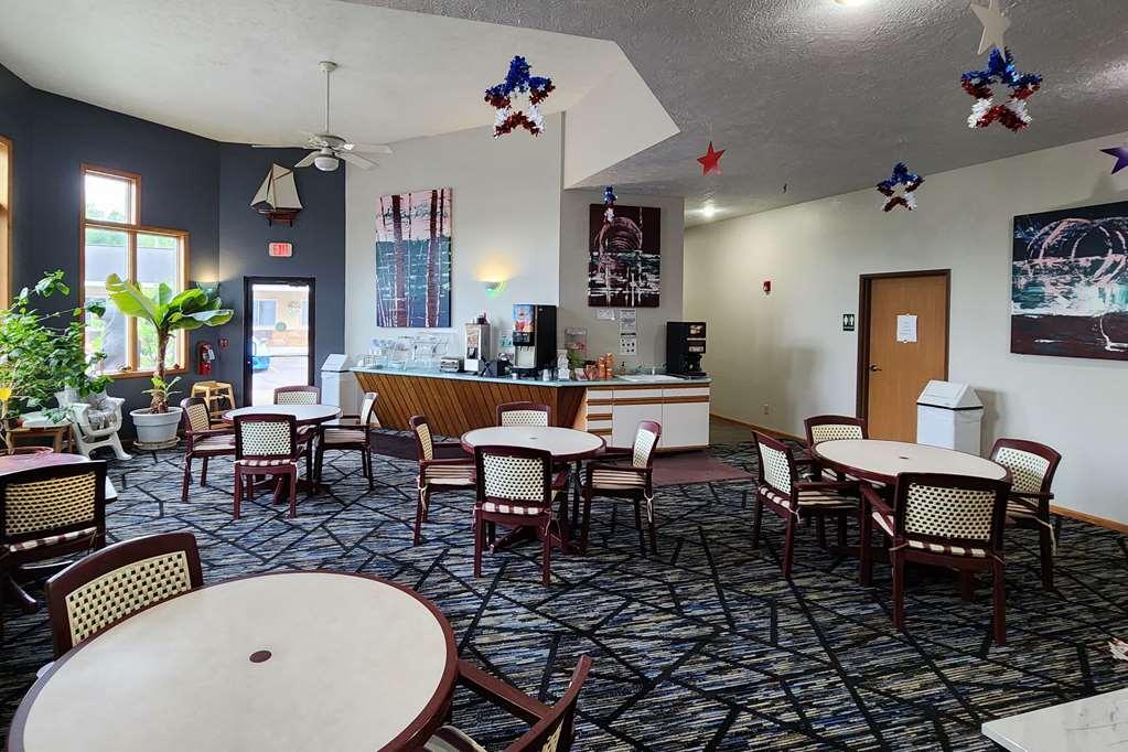 Econo Lodge Lakeshore Manistique Restaurant bilde